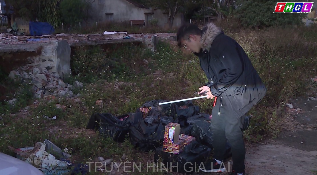 Công an thành phố Pleiku thu giữ 180kg pháo tại bãi đất trống