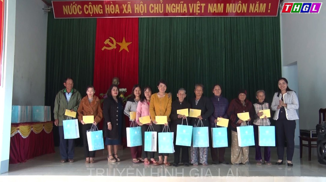 Hội LHPN tỉnh thăm và tặng quà tại thị xã An Khê