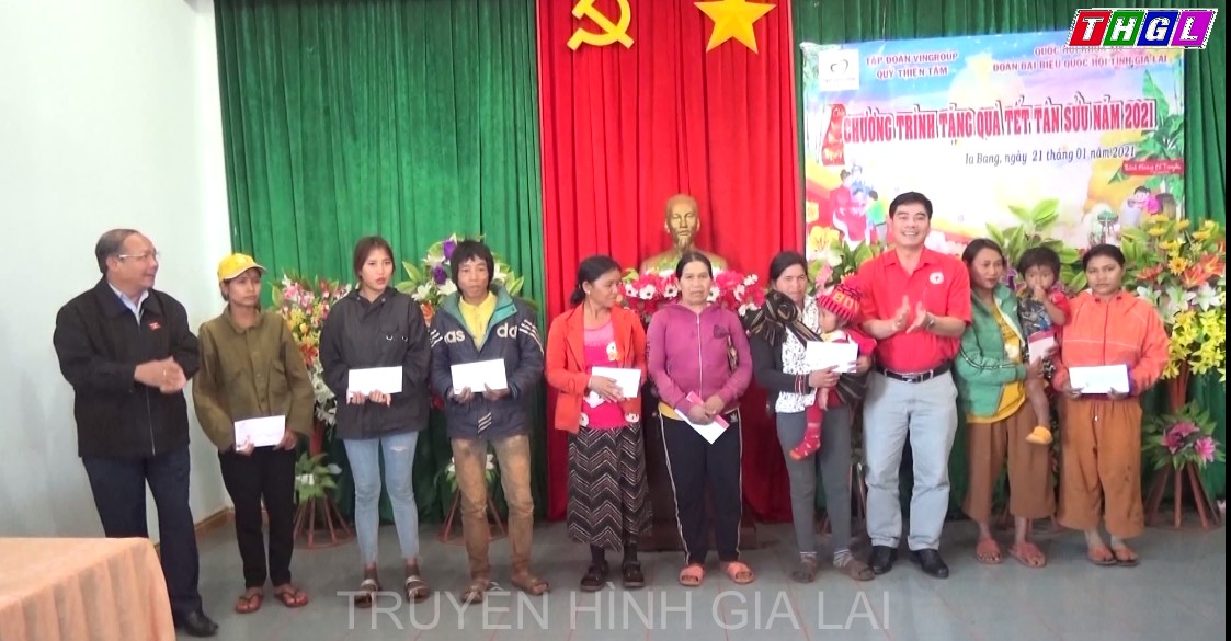 Đại biểu Quốc hội tặng 400 suất quà Tết cho người nghèo huyện Chư Prông