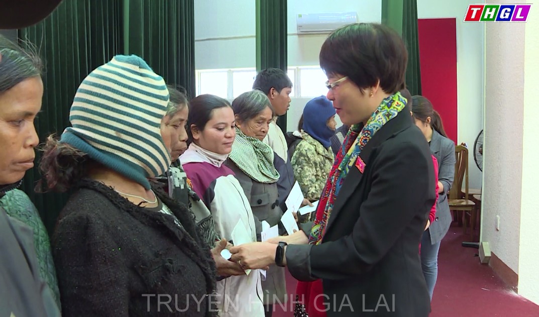 Đoàn ĐBQH tỉnh tặng quà Tết cho các hộ nghèo tại các địa phương huyện Ia Grai