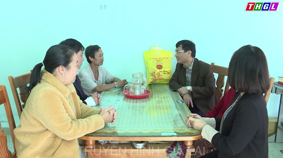 Đồng chí Trịnh Duy Thuân – Uỷ viên BTV Tỉnh ủy, Bí thư Thành ủy, CT. HĐND Tp. Pleiku thăm, chúc Tết các gia đình chính sách, người có công