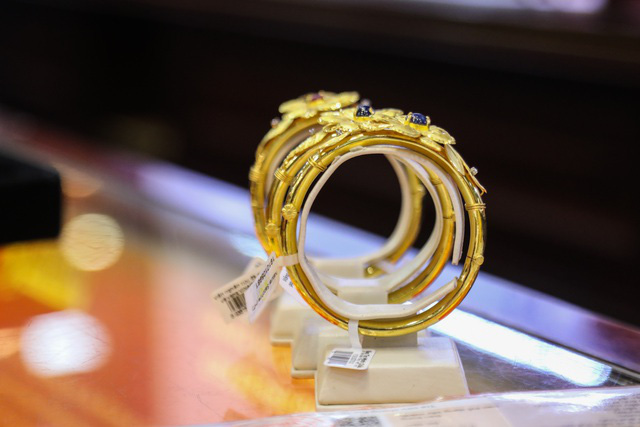 Giá vàng giảm “sốc”, lãi suất ngân hàng quá thấp, tiền rẻ “trú” vào đâu?