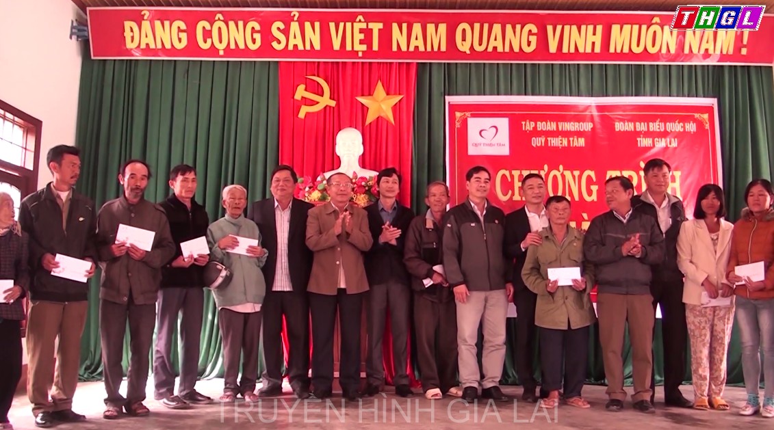 ĐBQH Đinh Duy Vượt và Quỹ Thiện Tâm trao quà cho hộ nghèo tại huyện Kbang nhân dịp Tết Nguyên đán Tân Sửu