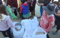 Gạo Chính phủ về với bản làng đón Tết