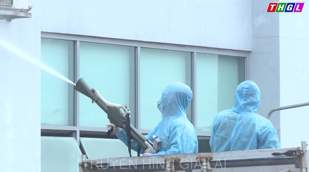 Phun hóa chất khử khuẩn Cảng hàng không Pleiku