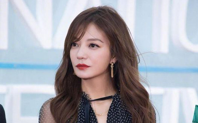 Triệu Vy lộ ảnh hẹn hò trai trẻ