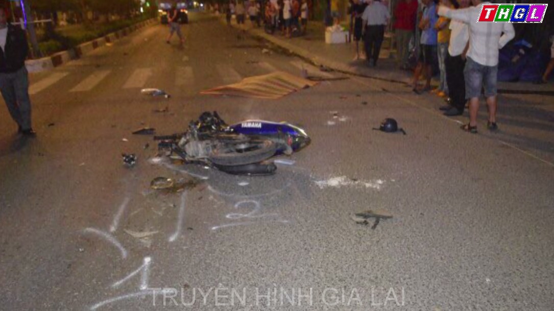  2 thanh niên thương vong sau khi tông vào xe tải đang lưu thông