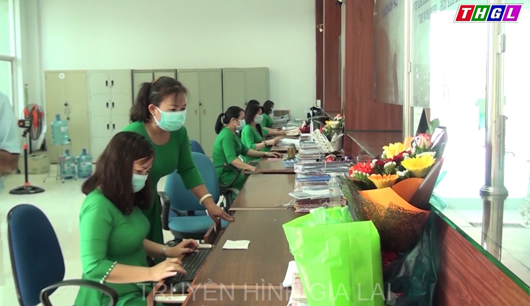 Phụ nữ Ayun Pa xinh đẹp hơn trong chiếc áo dài truyền thống