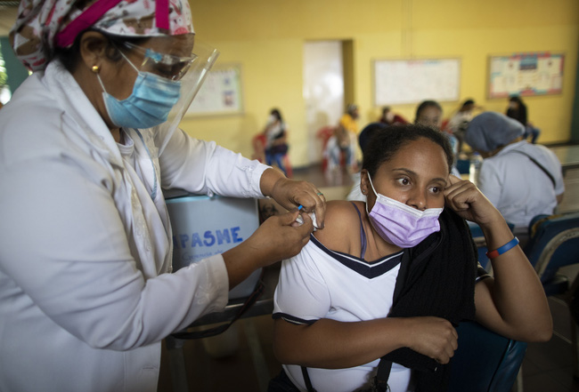 Venezuela đề xuất đổi dầu lấy vaccine ngừa COVID-19