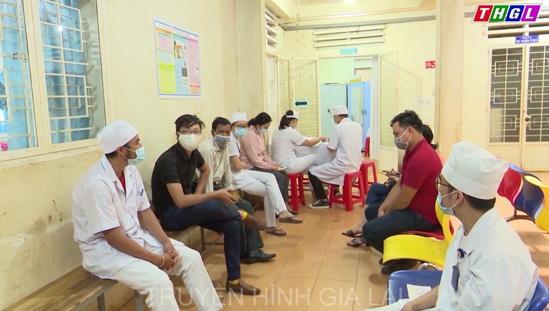 Cán bộ, bác sỹ tại Trung tâm Y tế TP Pleiku được tiêm vắc xin COVID-19   