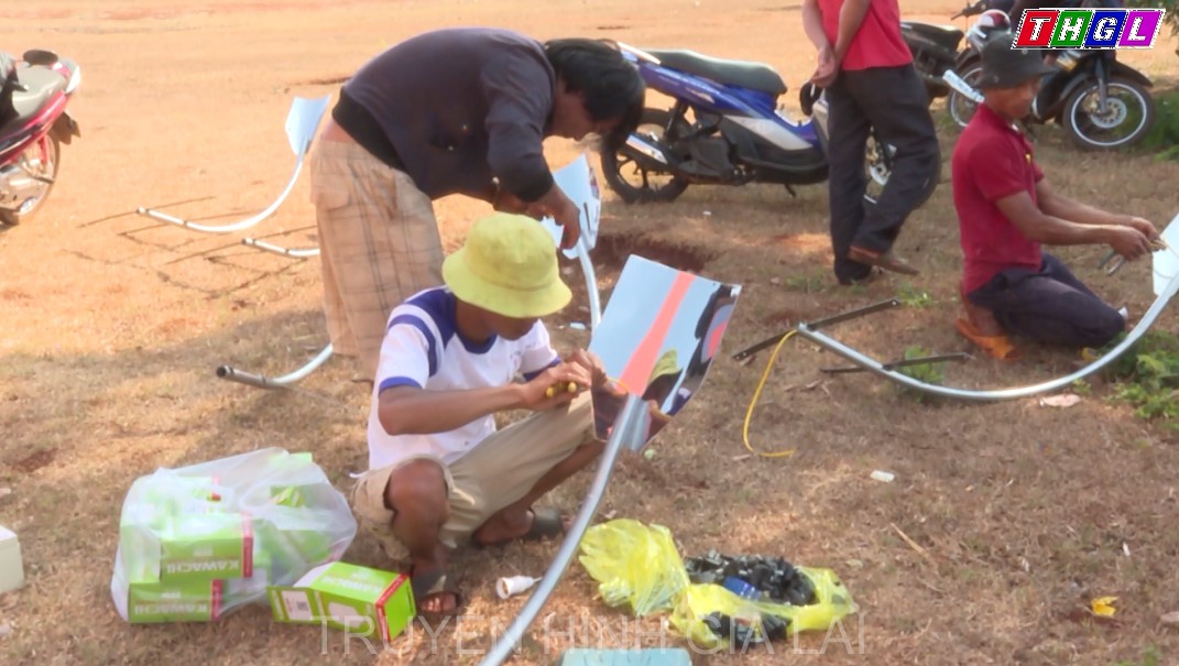 Đoàn Thị trấn Đak Đoa triển khai làm đường điện chiếu sáng cho người dân làng Ngol