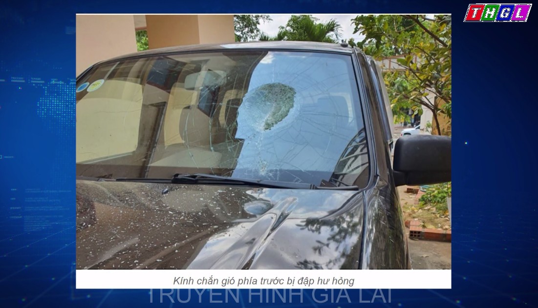 Cần xử lý vụ đập phá xe ô tô của người khác