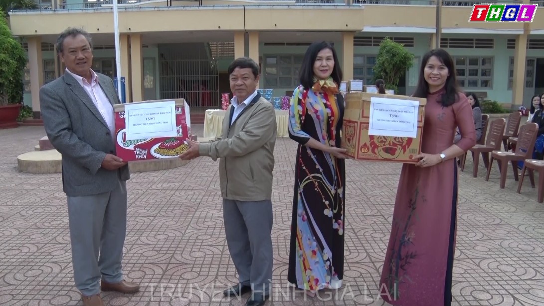 Hội cán bộ Đoàn phía Nam trao tặng 1.000 cuốn sách cho trường Phạm Hồng Thái, Thành phố Pleku