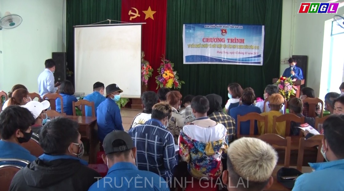 Đoàn Thanh niên tỉnh tổ chức tư vấn nghề nghiệp và giới thiệu việc làm cho thanh niên Mang Yang