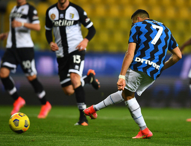 Parma 1-2 Inter Milan: Alexis tỏa sáng, Inter vững ngôi đầu