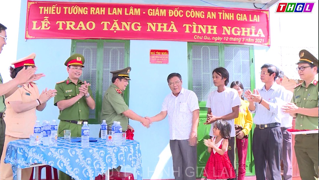 Công an tỉnh trao tặng nhà tình nghĩa cho gia đình có hoàn cảnh khó khăn tại huyện  Krông Pa.