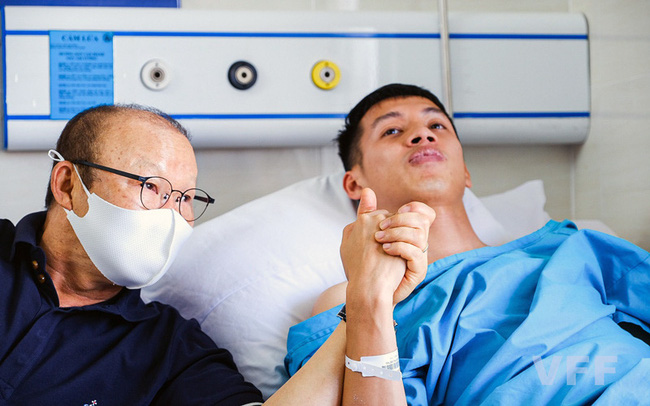 Lãnh đạo LĐBĐVN và HLV Park Hang-seo thăm, động viên cầu thủ Đỗ Hùng Dũng