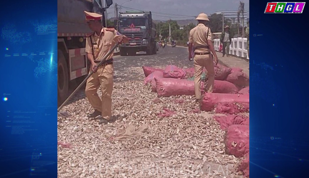 Cảnh sát Giao thông huyện Phú Thiện giúp dân dọn dẹp mì rơi vãi trên Quốc lộ 25