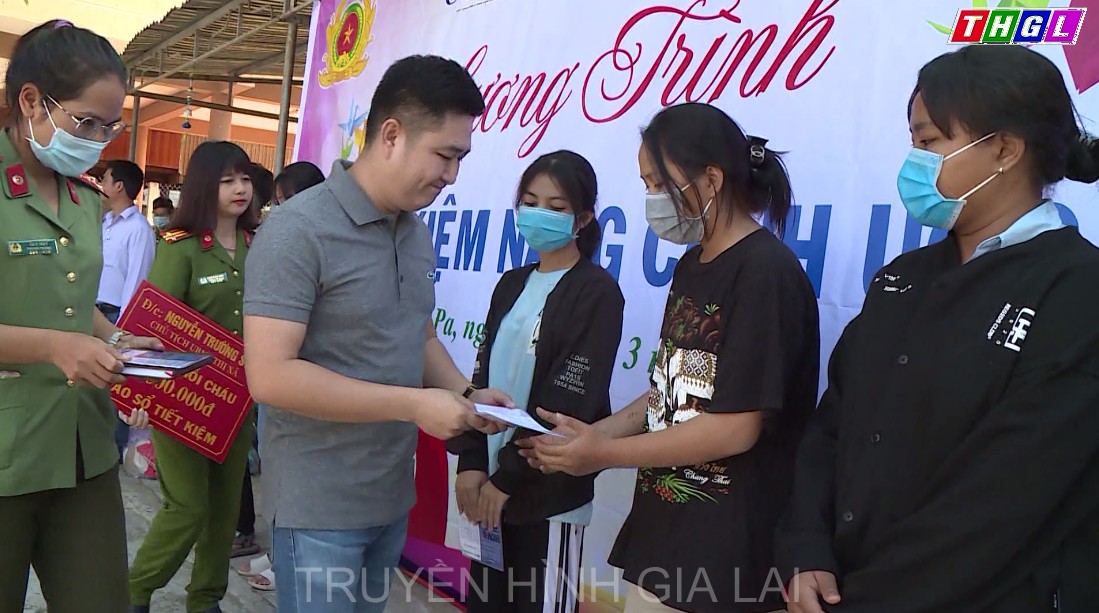 Công an TX Ayun Pa trao 5 Sổ tiết kiệm cho học sinh nghèo