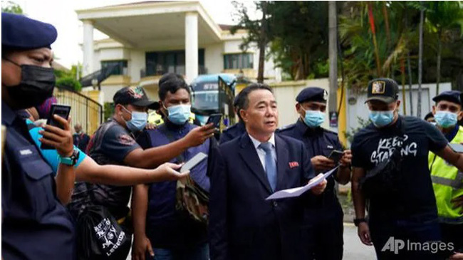 Các nhân viên ngoại giao Triều Tiên và thân nhân rời Malaysia