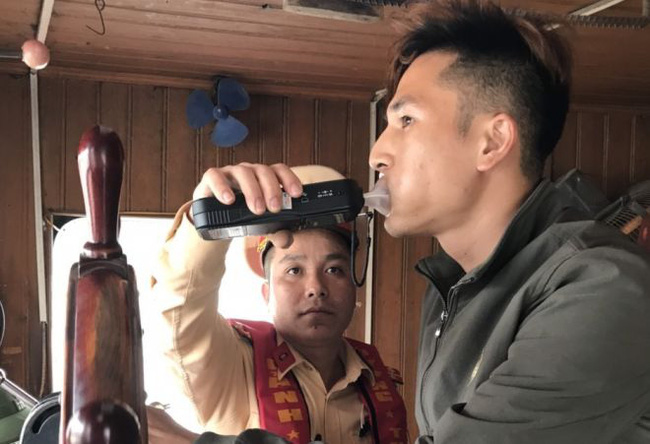 Uống rượu bia lái phương tiện đường thủy bị phạt đến 40 triệu đồng