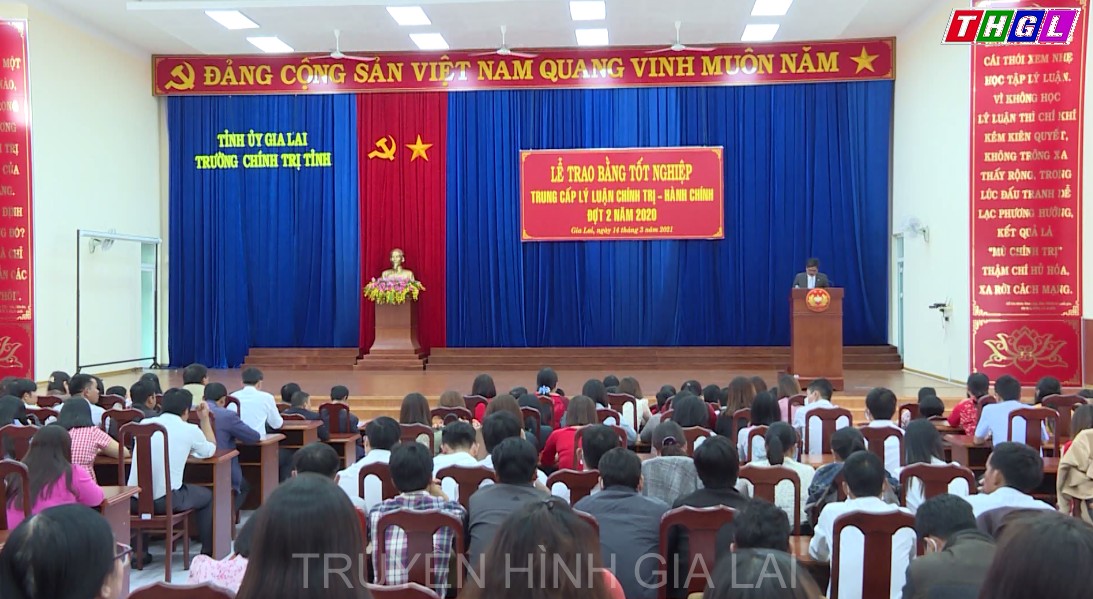 Trao bằng tốt nghiệp lý luận chính trị-hành chính cho 704 học viên