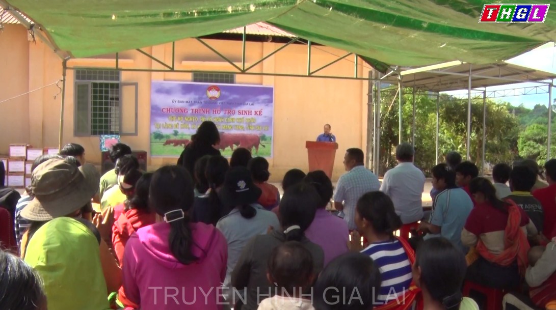 Uỷ ban Mặt trận tổ quốc Việt Nam tỉnh hỗ trợ sinh kế cho hộ nghèo, hộ có hoàn cảnh khó khăn tại làng Đê Kôn, xã Hra, huyện Mang Yang