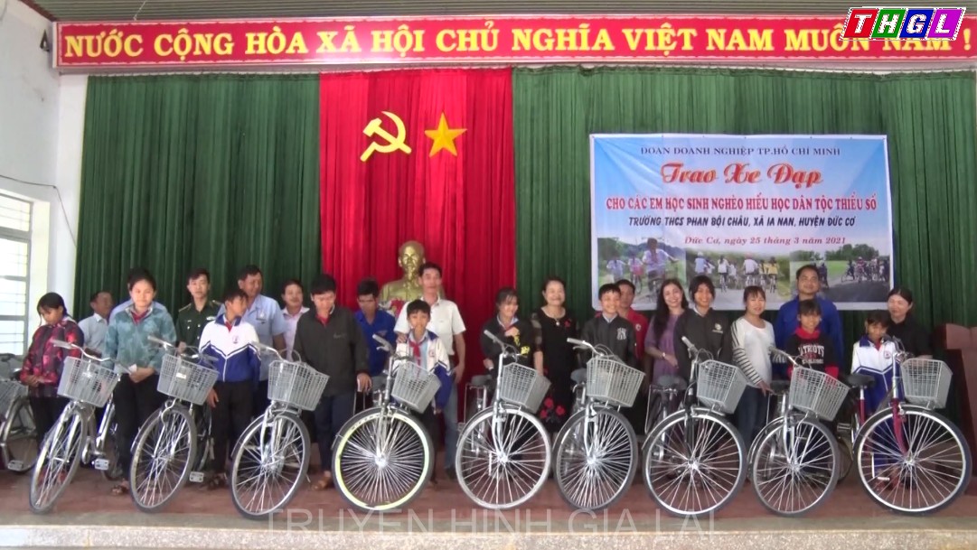 Trao tặng  50 chiếc xe đạp cho các em học sinh nghèo hiếu học