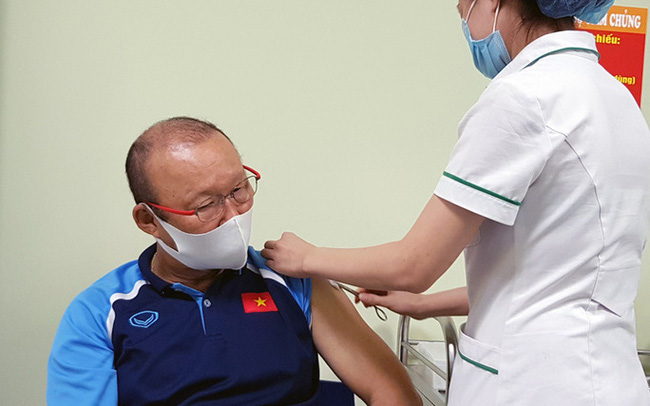 HLV Park Hang-seo cùng các cộng sự tiêm vắc-xin ngừa COVID-19