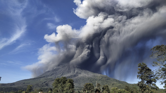 Núi lửa Sinabung (Indonesia) phun trào, đẩy tro bụi cao 1.000m lên không trung