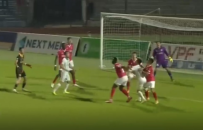 Hà Tĩnh – Bình Định: Thẻ đỏ tai hại, trái đắng phút bù giờ