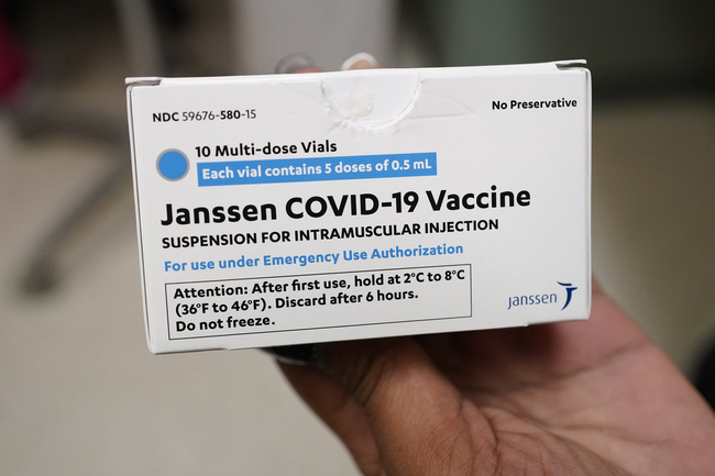 Johnson & Johnson hoãn giao vaccine cho châu Âu