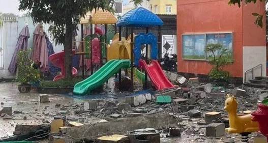 Khối bê tông “khủng” đổ sụp xuống trường mầm non trong cơn mưa trái mùa