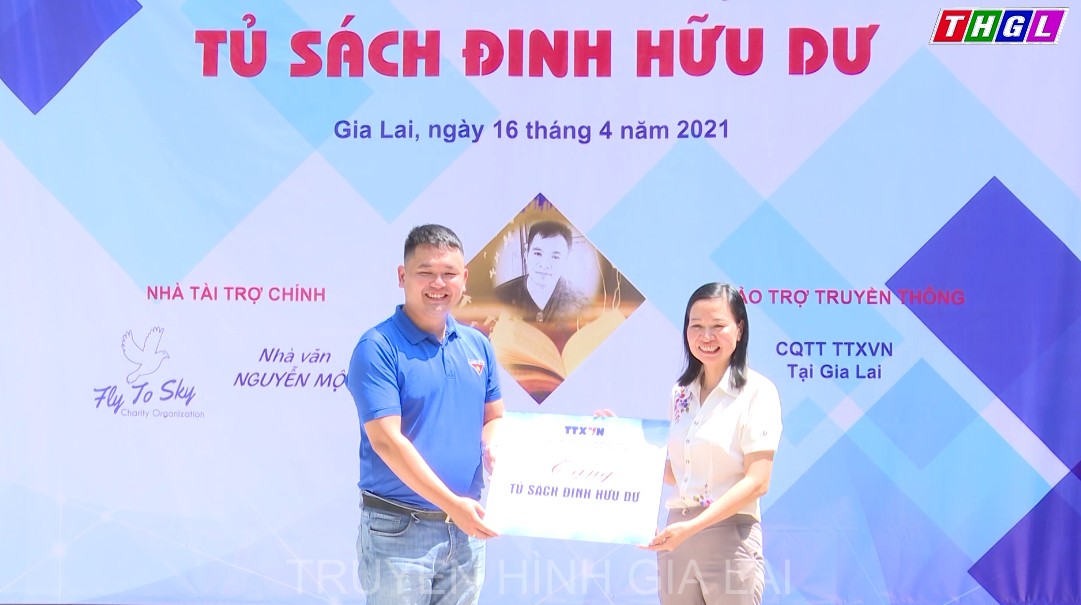 Đoàn Thanh niên cơ sở TTXVN trao tặng Tủ sách Đinh Hữu Dư cho các điểm trường khó khăn huyện Krông Pa