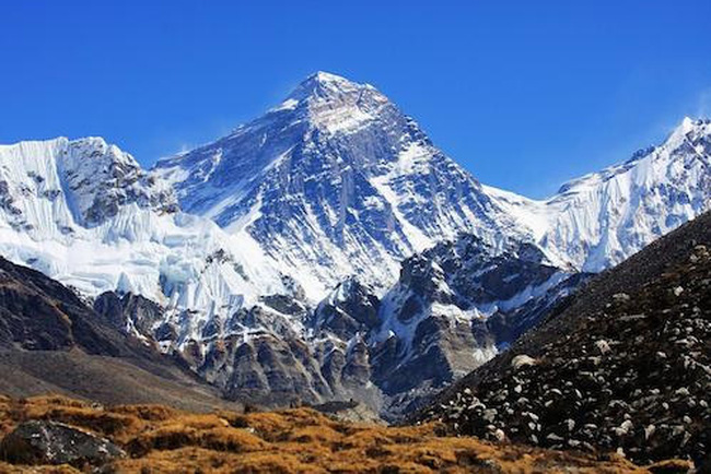 Đỉnh Everest đón các nhà leo núi nước ngoài sau 1 năm đóng cửa
