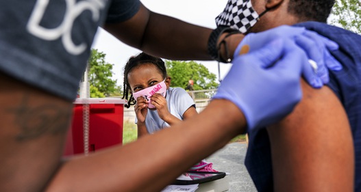 Điểm tuần quốc tế: Cuộc đua cung cấp vaccine COVID-19 cho thế giới có thể mới chỉ bắt đầu