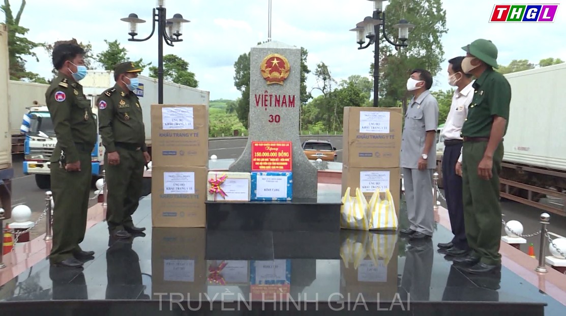 Hội Cựu Chiến binh tỉnh Gia Lai trao tiền hỗ trợ làm nhà hữu nghị tại thành phố Ban Lung tỉnh Rattanakiri Vương quốc Campuchia.