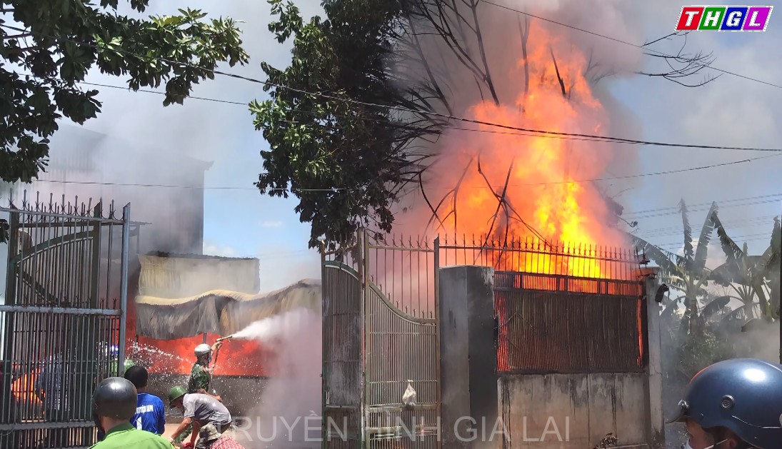 Chư Sê: Cháy lớn tại nhà kho sơ chế chanh dây