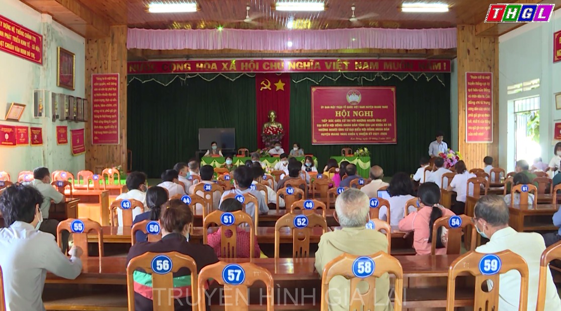 Uỷ viên BTV Tỉnh ủy, Chủ tịch Ủy ban Mặt trận Tổ quốc Việt Nam tỉnh Hồ Văn Điềm cùng các ứng cử viên đại biểu HĐND tỉnh tiếp xúc cử tri vận động bầu cử tại đơn vị bầu cử số 15