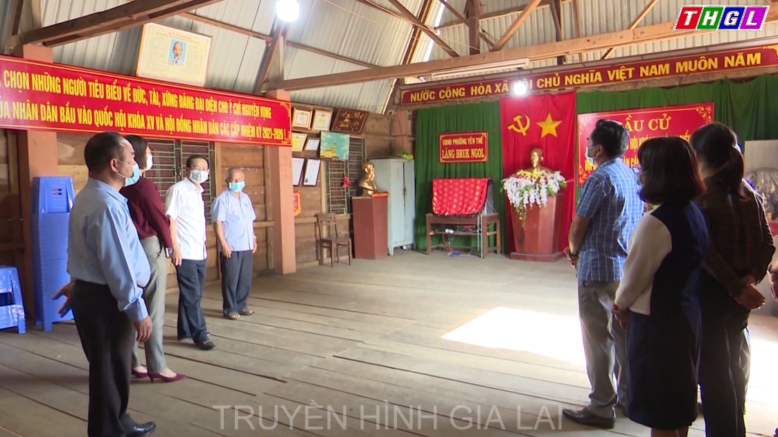 Đồng chí Đỗ Tiến Đông – Uỷ viên Ban Thường vụ Tỉnh uỷ – Phó chủ tịch thường trực UBND tỉnh kiểm tra công tác chuẩn bị bầu cử tại thành phố Pleiku