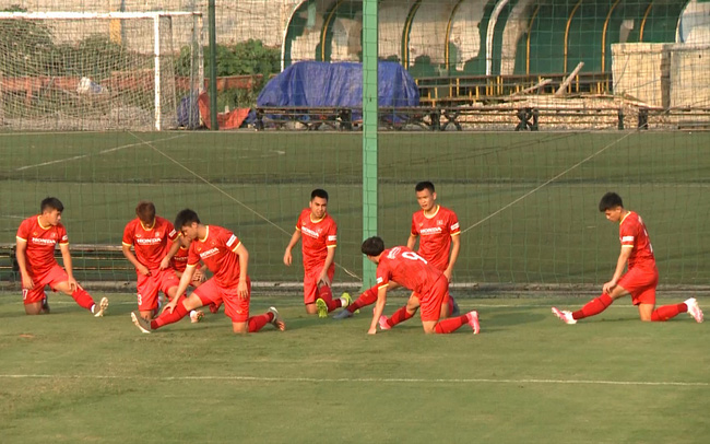 ĐT Việt Nam tăng tốc trong công tác chuẩn bị, Quang Hải mỏi cơ phải tập hồi phục