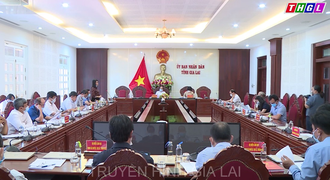 Phó Bí thư Tỉnh ủy, Chủ tịch UBND tỉnh Võ Ngọc Thành chủ trì buổi họp nghe các ngành và địa phương báo cáo đề xuất chỉ tiêu thực hiện Chương trình giảm nghèo bền vững năm 2021.