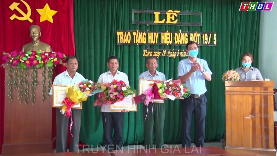   Huyện uỷ Kbang  trao tặng Huy hiệu Đảng đợt 19/5 cho 21 đảng viên ở 10 tổ chức cơ sở Đảng trực thuộc.