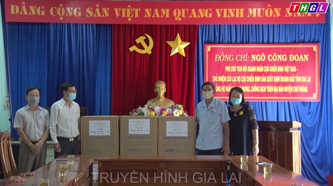Ông Ngô Công Đoan – Chủ nhiệm Câu lạc bộ Cựu chiến binh sản xuất kinh doanh giỏi tỉnh Gia Lai tặng 35 ngàn khẩu trang y tế