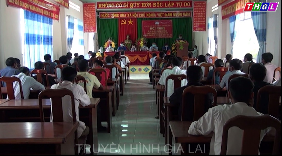 Các ứng cử viên đại HĐND tỉnh và HĐND huyện Kông chro, nhiệm kỳ 2021 -2026 tiếp xúc cử tri tại xã Yang Nam