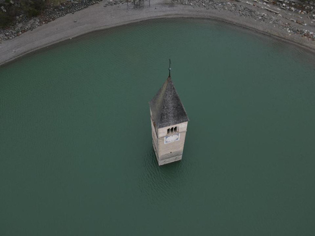 Ngôi làng “mất tích” nổi lên từ hồ nước sau hơn 70 năm