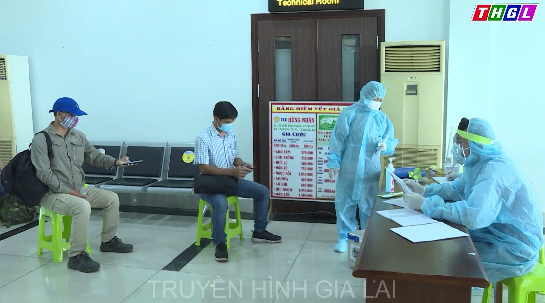 Tổ chức sàng lọc hành khách về từ TP.Hồ Chí Minh tại sân bay Pleiku