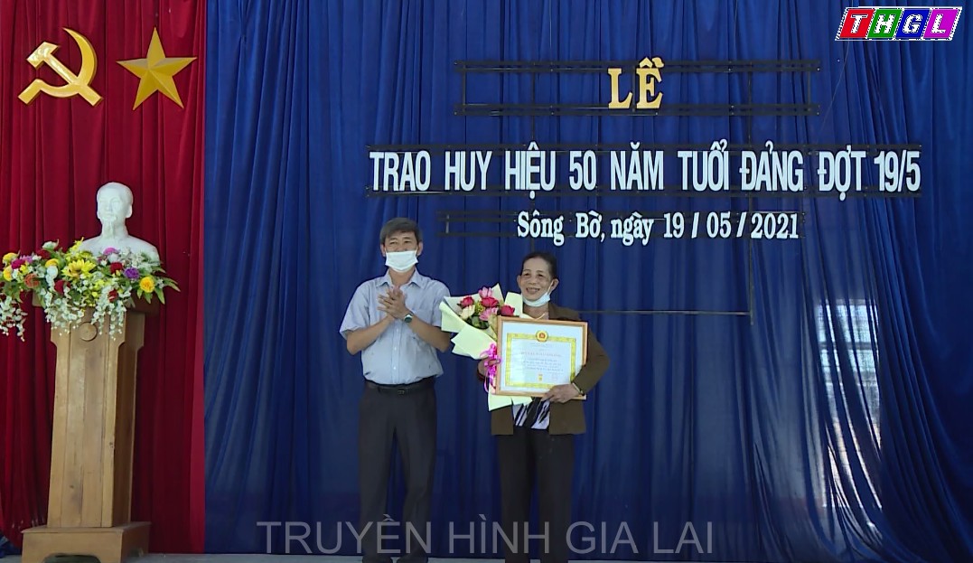 Thị xã Ayun Pa trao huy hiệu Đảng dịp 19/5