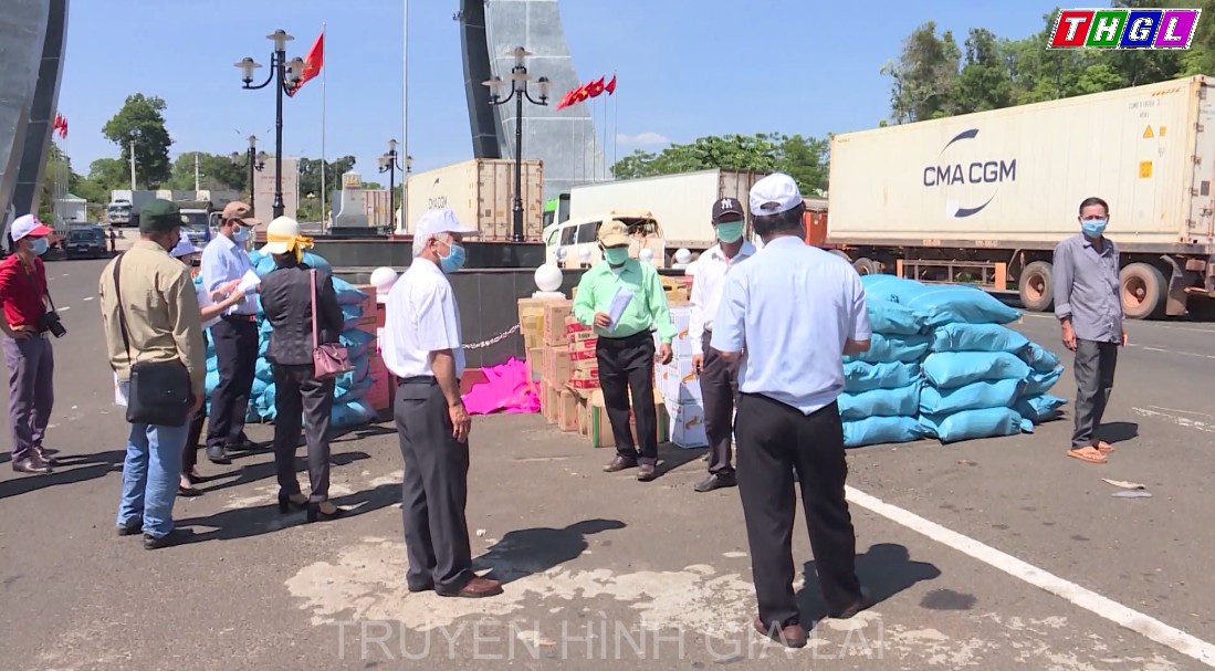 Sở Ngoại vụ tỉnh Gia Lai tặng quà cho Hội Khmer-Việt Nam Chi nhánh Ratanakiri và Stung Treng  Vương quốc Campuchia