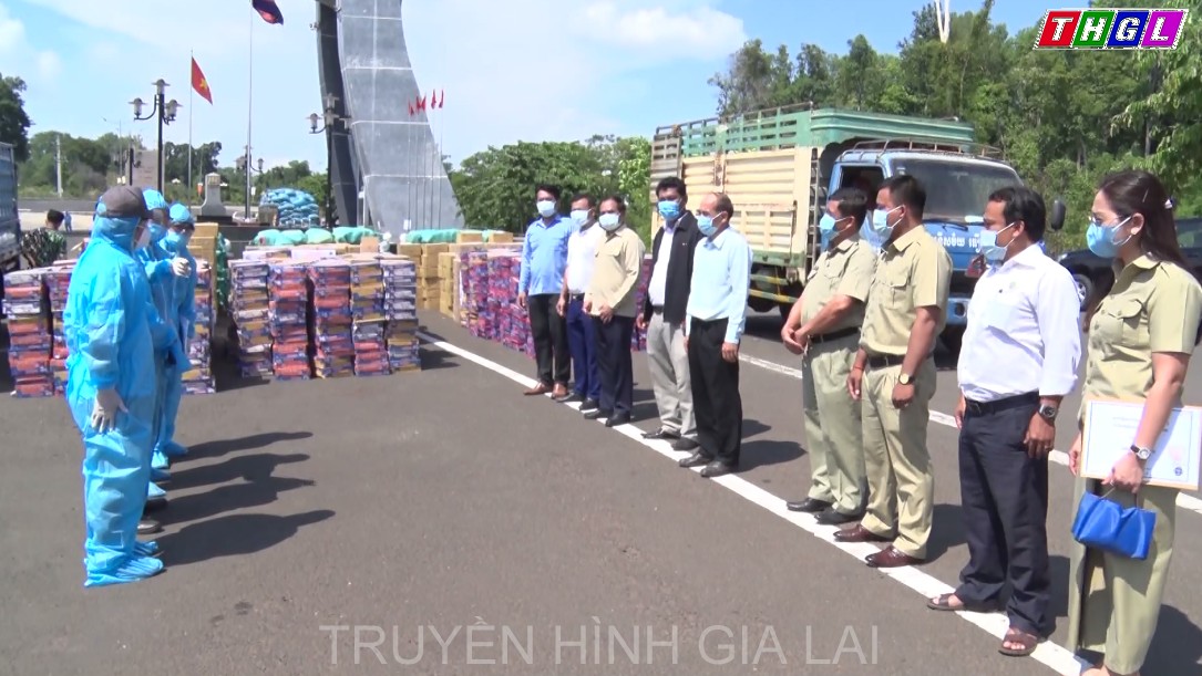 Sở Ngoại vụ tỉnh Gia Lai trao tặng hiện vật hỗ trợ cho các lực lượng ở 3 tỉnh thuộc Đông Bắc Campuchia phòng, chống dịch Covid-19